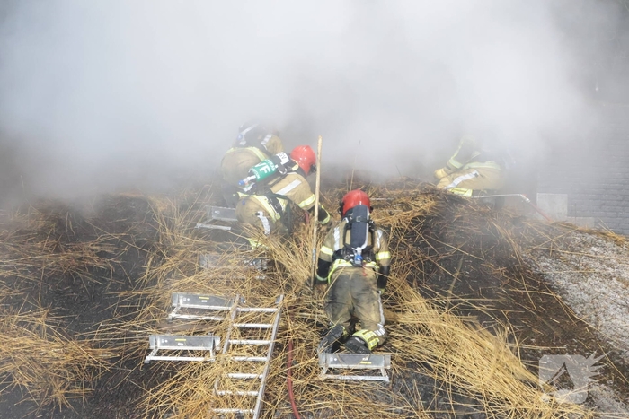 Uitslaande brand in rietgedekte woning