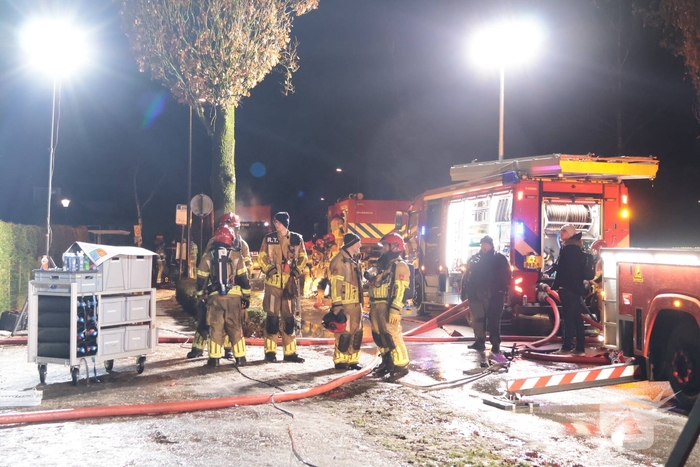 Uitslaande brand in rietgedekte woning