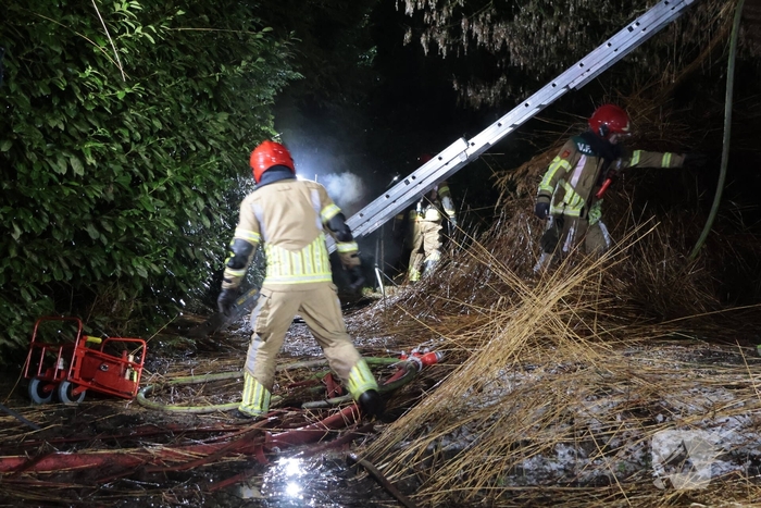 Uitslaande brand in rietgedekte woning