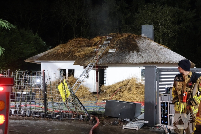 Uitslaande brand in rietgedekte woning