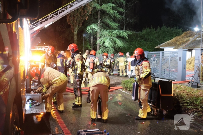 Uitslaande brand in rietgedekte woning