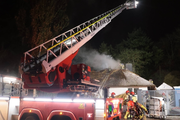 Uitslaande brand in rietgedekte woning