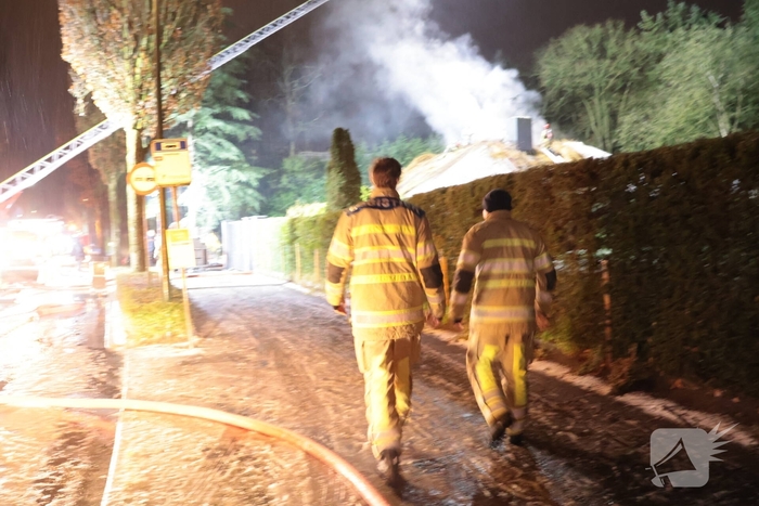 Uitslaande brand in rietgedekte woning