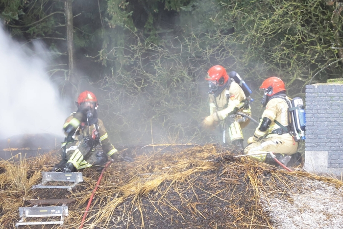 Uitslaande brand in rietgedekte woning