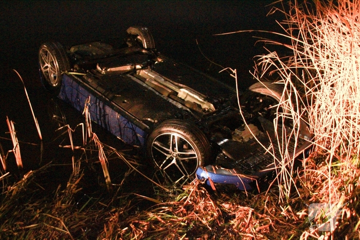 Auto belandt op de kop in het water