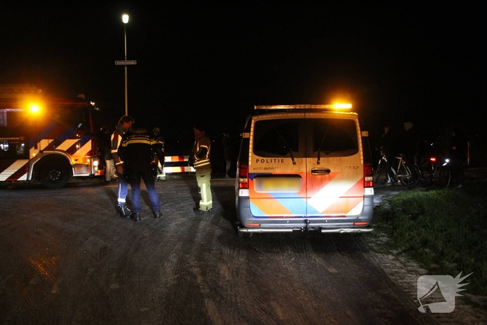 Auto belandt op de kop in het water
