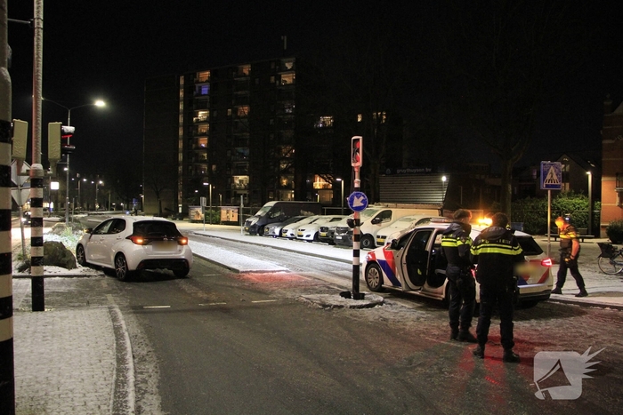 Auto botst tegen verkeerslicht na uitglijden