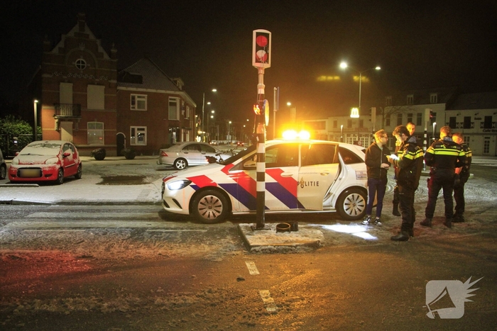 Auto botst tegen verkeerslicht na uitglijden