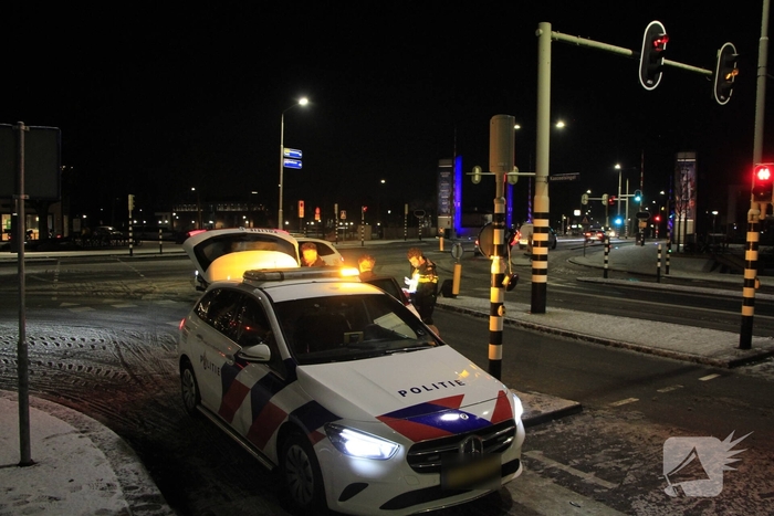 Auto botst tegen verkeerslicht na uitglijden