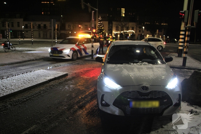 Auto botst tegen verkeerslicht na uitglijden