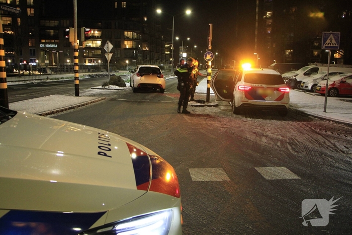 Auto botst tegen verkeerslicht na uitglijden