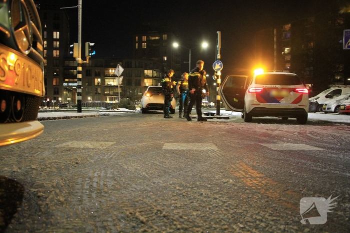 Auto botst tegen verkeerslicht na uitglijden