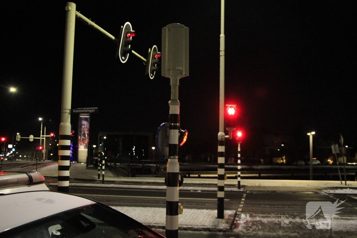Auto botst tegen verkeerslicht na uitglijden