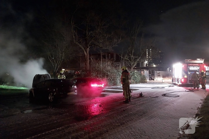 Straat vol rook door autobrand