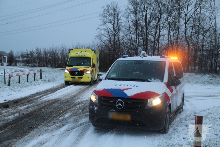Auto klapt tegen boom door gladheid