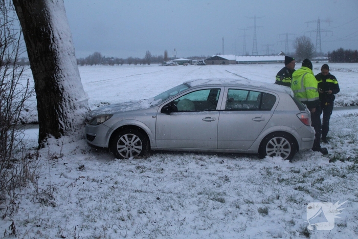 Auto klapt tegen boom door gladheid