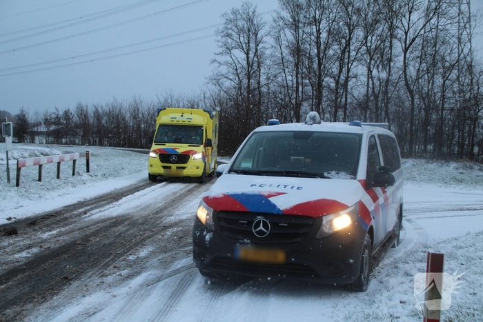 Auto klapt tegen boom door gladheid
