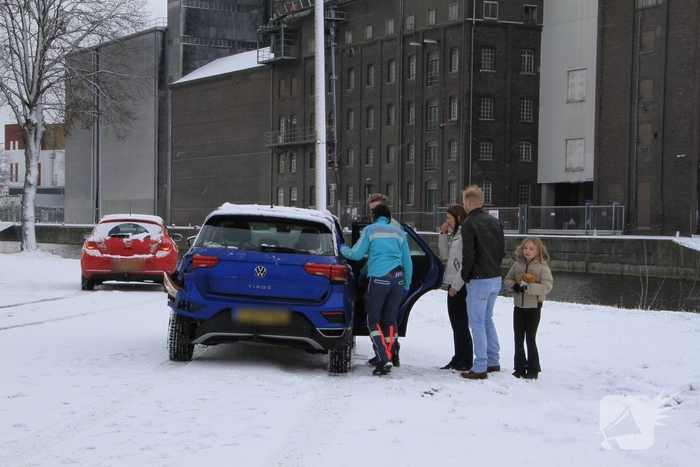 Vrachtwagen botst op auto met kinderen