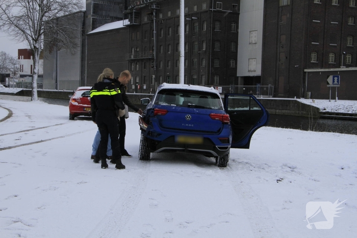 Vrachtwagen botst op auto met kinderen