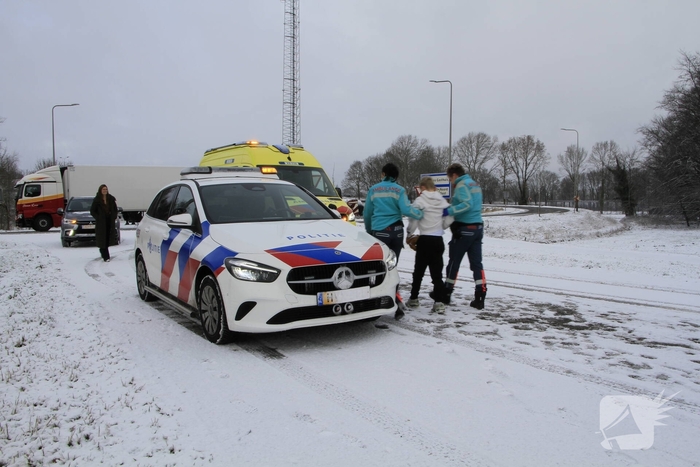 Vrachtwagen botst op auto met kinderen