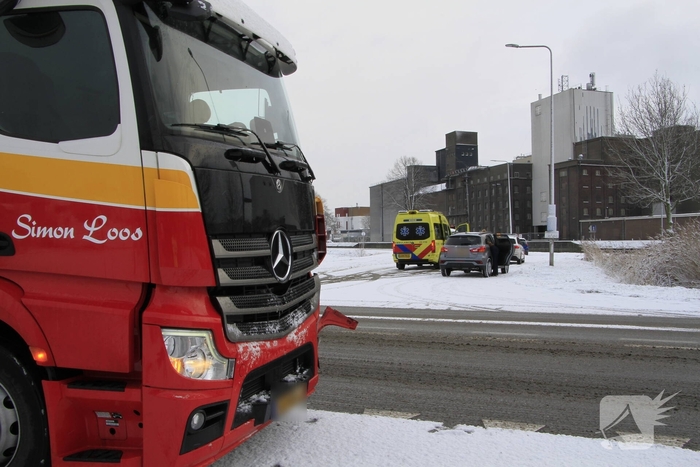 Vrachtwagen botst op auto met kinderen