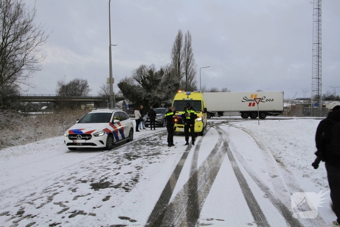 Vrachtwagen botst op auto met kinderen