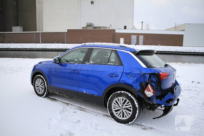 Vrachtwagen botst op auto met kinderen