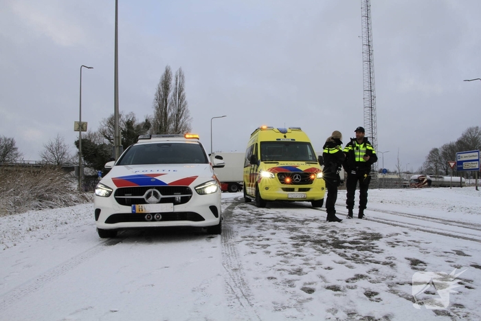 Vrachtwagen botst op auto met kinderen