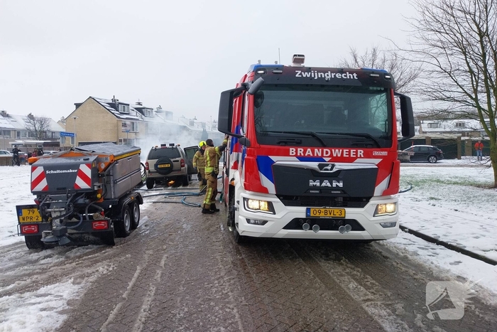 Motorcompartiment van strooiauto brandt volledig uit