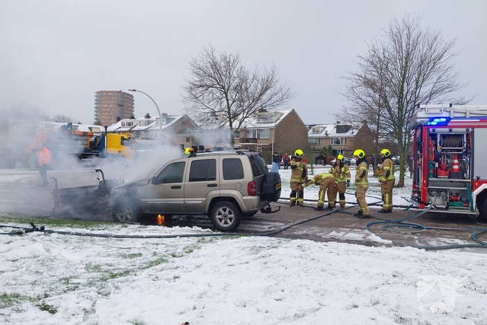 Motorcompartiment van strooiauto brandt volledig uit