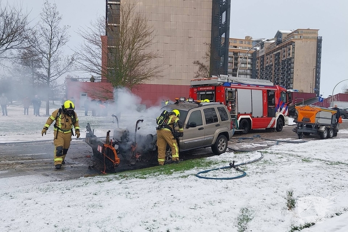 Motorcompartiment van strooiauto brandt volledig uit