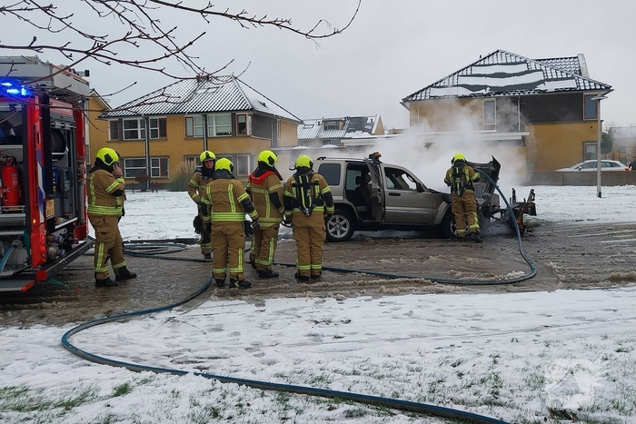 Motorcompartiment van strooiauto brandt volledig uit