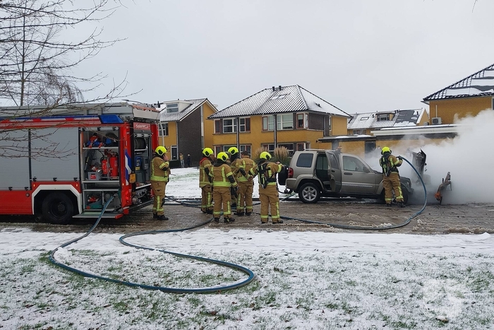Motorcompartiment van strooiauto brandt volledig uit