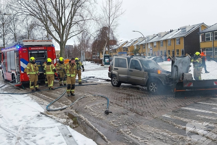 Motorcompartiment van strooiauto brandt volledig uit