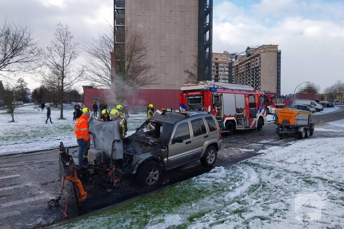 Motorcompartiment van strooiauto brandt volledig uit