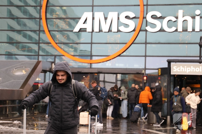 Drukte op Schiphol door vertragende vluchten door winterseweer