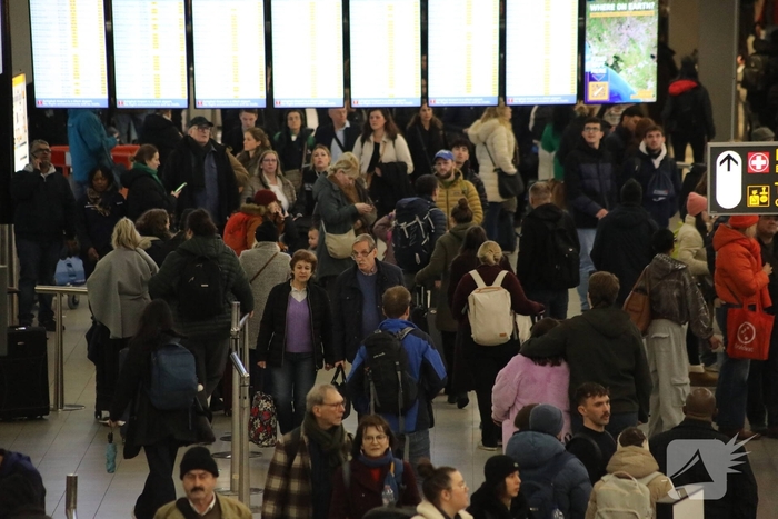 Drukte op Schiphol door vertragende vluchten door winterseweer