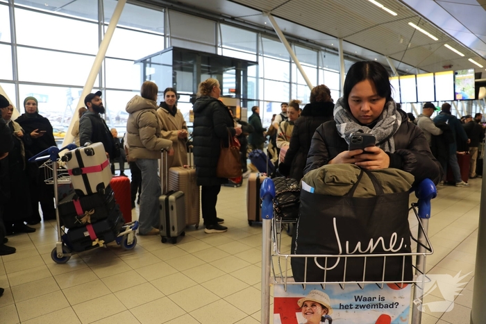 Drukte op Schiphol door vertragende vluchten door winterseweer