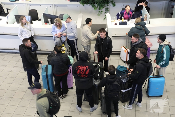 Drukte op Schiphol door vertragende vluchten door winterseweer