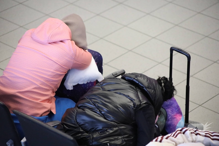 Drukte op Schiphol door vertragende vluchten door winterseweer