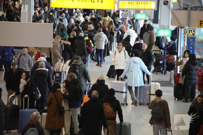 Drukte op Schiphol door vertragende vluchten door winterseweer