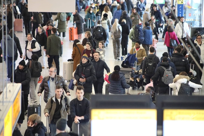 Drukte op Schiphol door vertragende vluchten door winterseweer