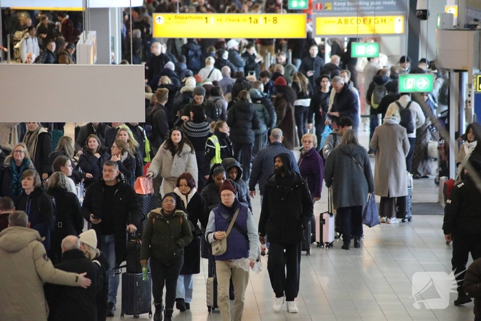 Drukte op Schiphol door vertragende vluchten door winterseweer
