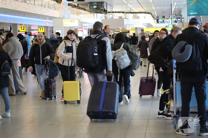 Drukte op Schiphol door vertragende vluchten door winterseweer