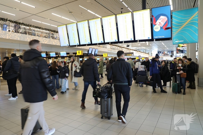 Drukte op Schiphol door vertragende vluchten door winterseweer