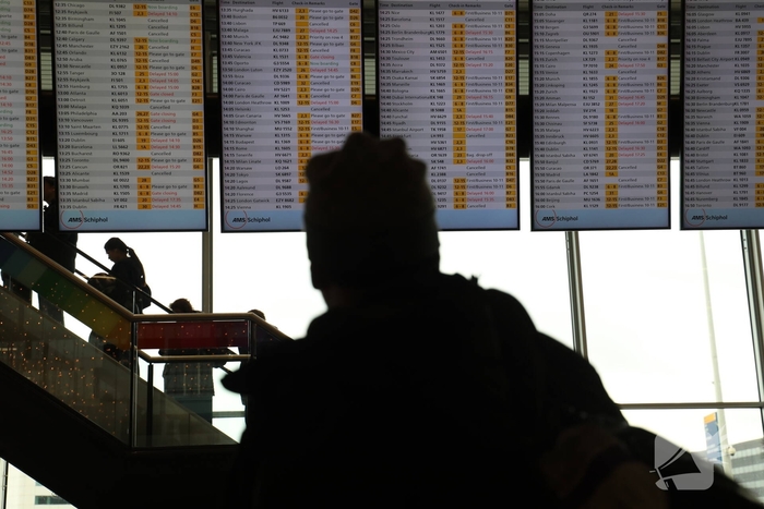 Drukte op Schiphol door vertragende vluchten door winterseweer