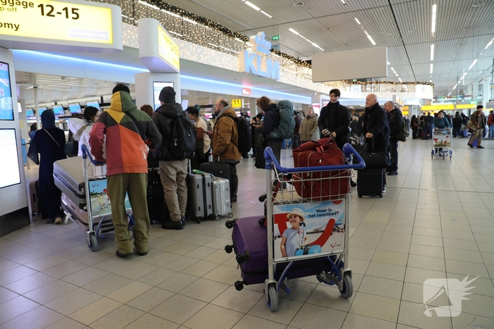 Drukte op Schiphol door vertragende vluchten door winterseweer