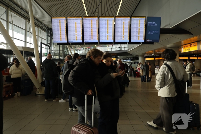 Drukte op Schiphol door vertragende vluchten door winterseweer