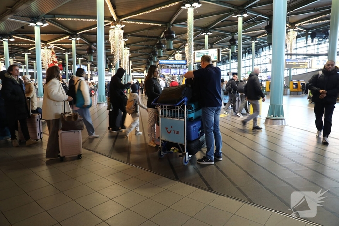 Drukte op Schiphol door vertragende vluchten door winterseweer