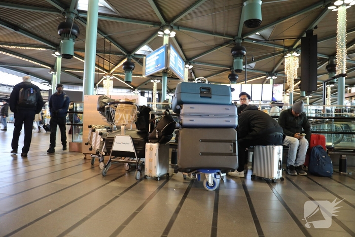 Drukte op Schiphol door vertragende vluchten door winterseweer